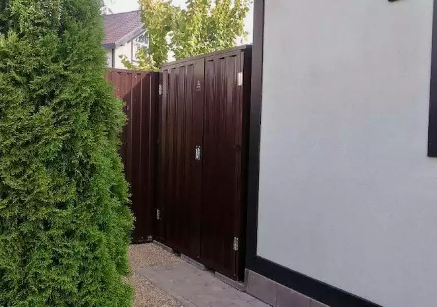 Современный хозблок для хранения садового инвентаря с антивандальным засовом в шоколадном цвете в дер. Благовещенское, г.о. Дмитровский, МО