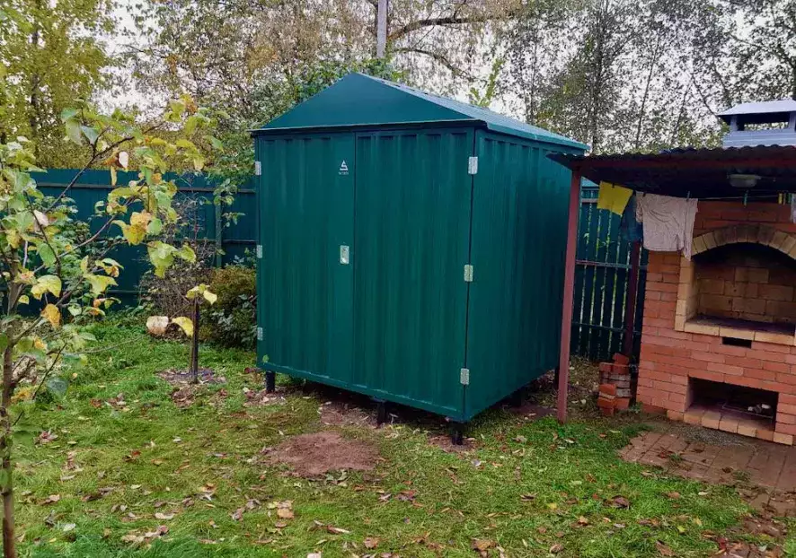 Современный хозблок для садового инвентаря в ярком зеленом цвете в СНТ Надежда, Конаковский р-н, Тверская область