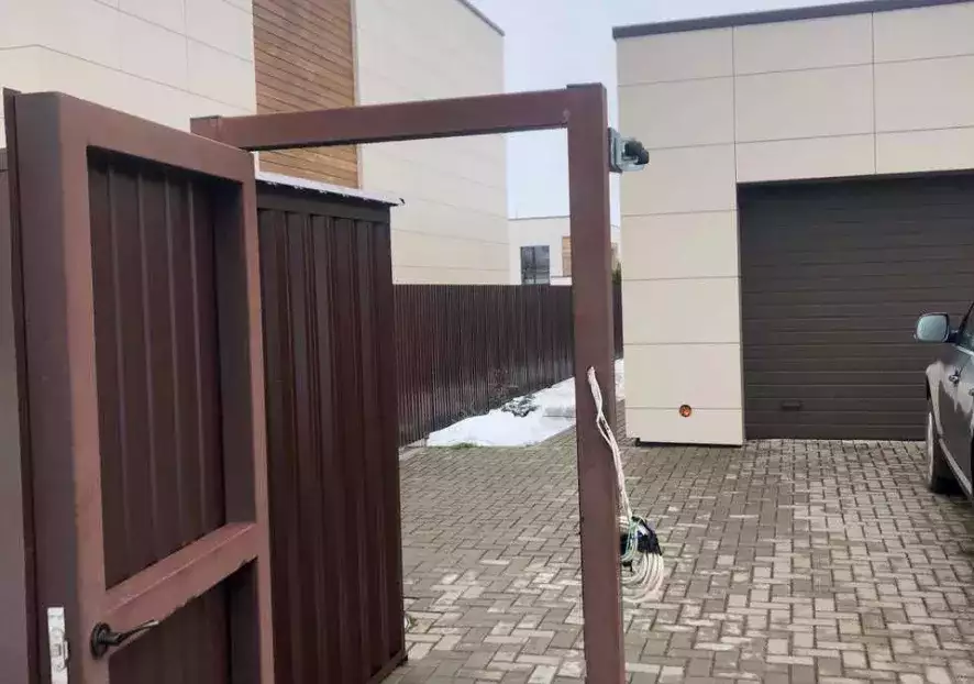 Современный контейнер для садовой техники в шоколадно-коричневом цвете в г. Саров, Нижегородская область