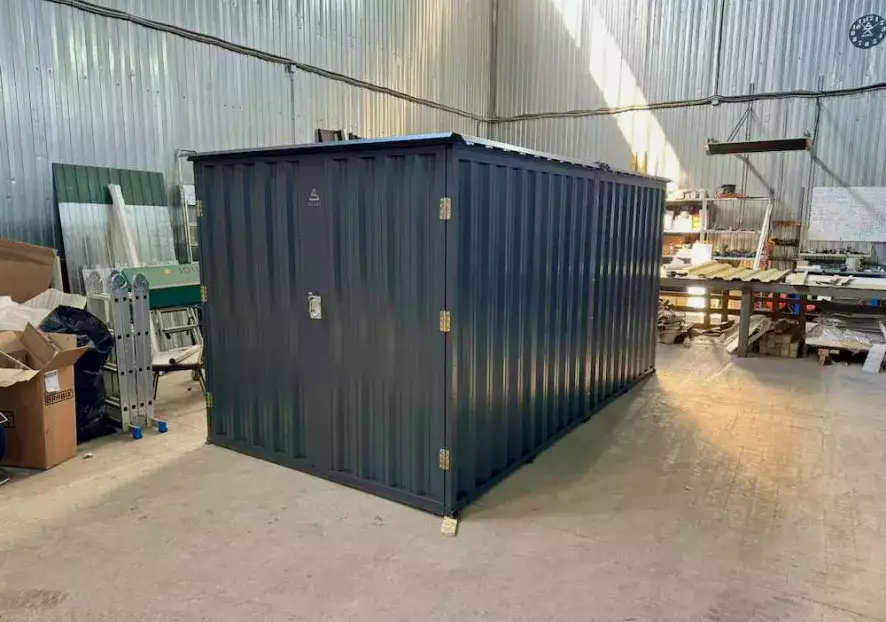 Современный хозблок для хранения садового инвентаря в брутальном графитовом цвете в дер. Острожки, г.о. Домодедово, МО