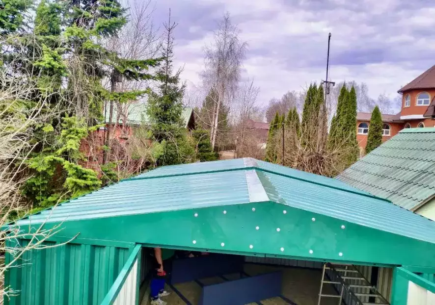 Современный хозблок для хранения инвентаря в ярком зеленом цвете в дер. Жостово, Мытищинский р-н, МО