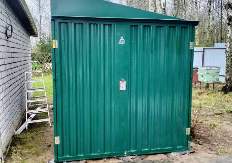 Современный хозблок для хранения садового инвентаря в зеленом цвете в дер. Глазово, Тверская область 