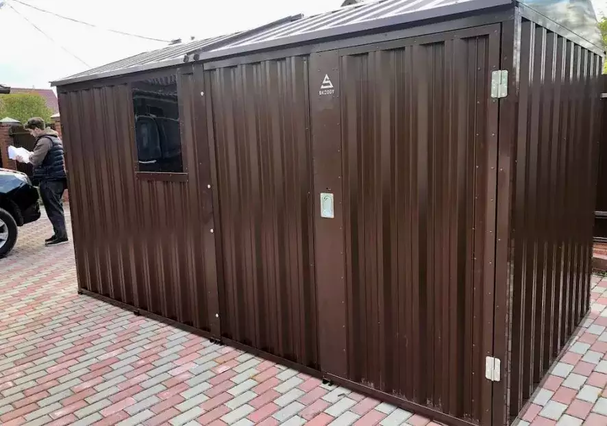 Современный хозблок для садовой техники и инвентаря в шоколадном цвете в дер. Бездедово, Богородский р-н, МО