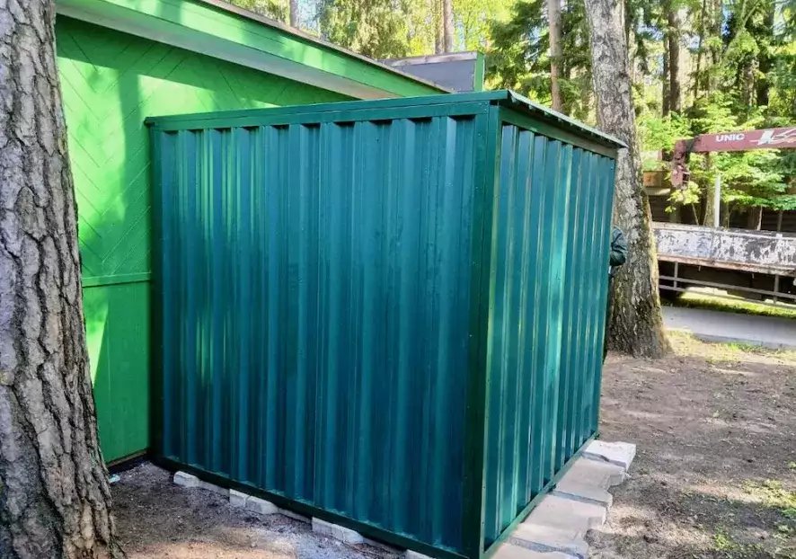 Современный контейнер для хозяйственных нужд в сочном зеленом цвете в КП Жуковка, Одинцовский р-н, МО