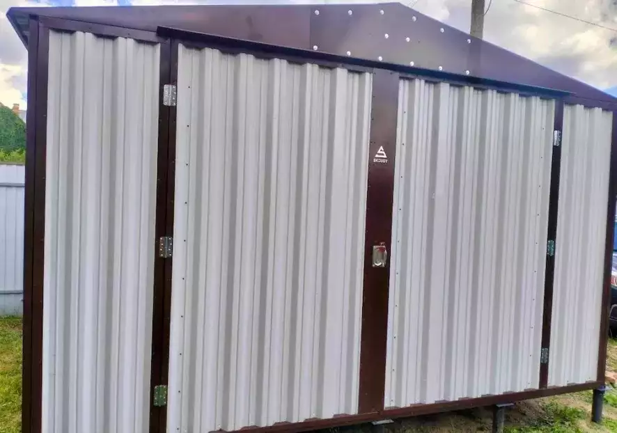 Хозблок в комбинированной расцветке в дер. Охотино, Сергиево-Посадский г.о, МО