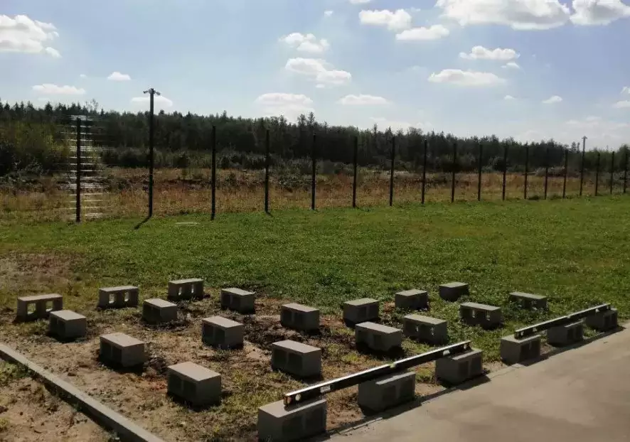 Площадка из бетонных блоков под две конструкции хозблоков для строительных материалов в парк "Патриот" Одинцовский р-н, МО