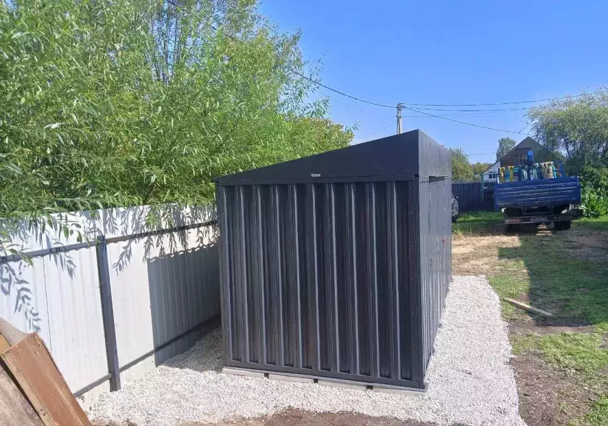 Стильный хозблок с боковой дверью для хранения садового инвентаря в графитовом цвете в дер. Напрудное, Тверская обл.