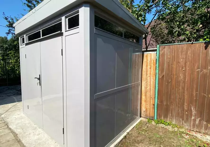 Надёжный премиум хозблок с односкатной крышей для инвентаря и садовой техники в светло-сером цвете в СНТ Купава, Богородский г.о, МО