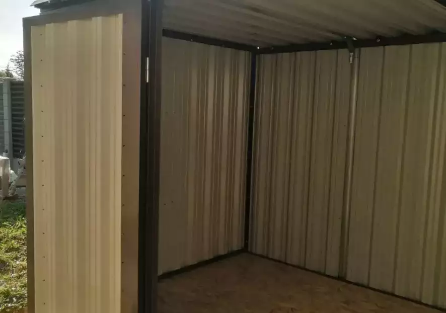 Хозблок с боковыми воротами для садового инвентаря в серо-коричневом цвете в дер. Гальчино, г.о. Домодедово, МО