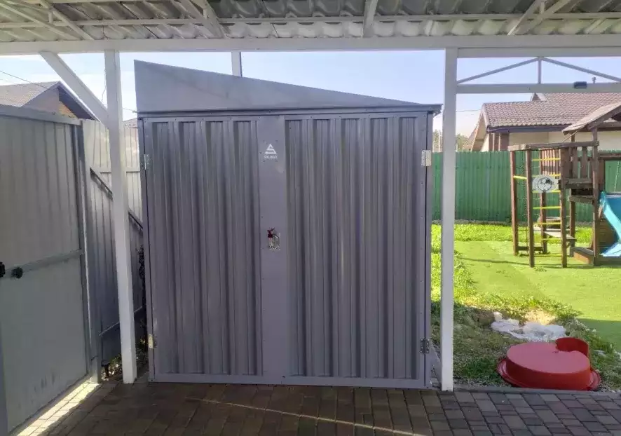 Современный хозблок для хранения вещей в светло-сером цвете в дер. Степаньково, Пушкинский р-н, МО