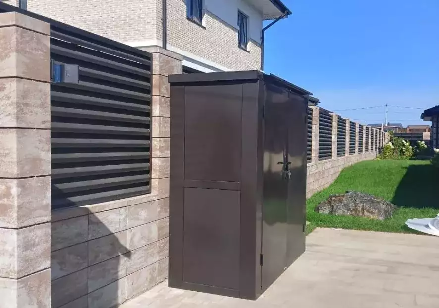 Компактный террасный шкаф с плоской крышей в серо-коричневом цвете в дер. Данилово, г.о. Пушкино, МО