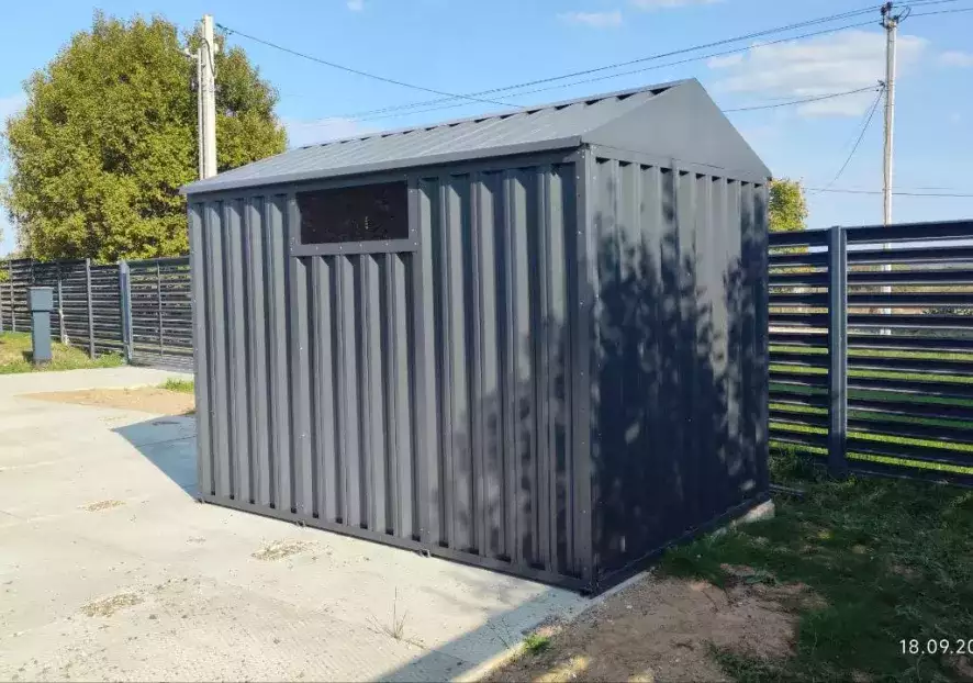 Надёжный гараж с двускатной крышей и окном для хранения велосипедов и колес в графитовом цвете в дер. Набережная Слобода, Наро-Фоминский р-н, МО