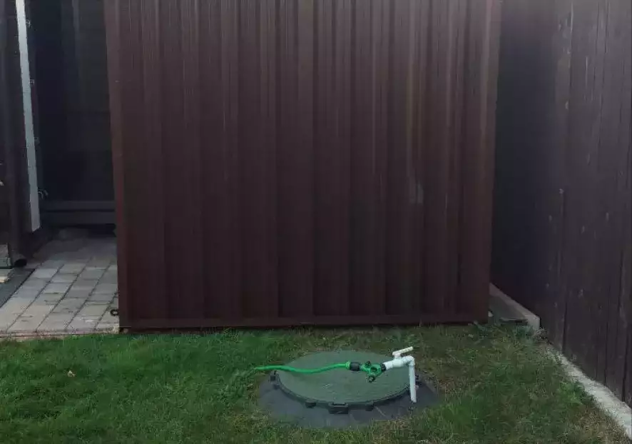 Надёжный хозблок для заказчика с рольставнями и плоской крышей для вещей в шоколадном цвете в дер. Харьино, Филимоновский р-н, Новомосковский адм.окр, МО