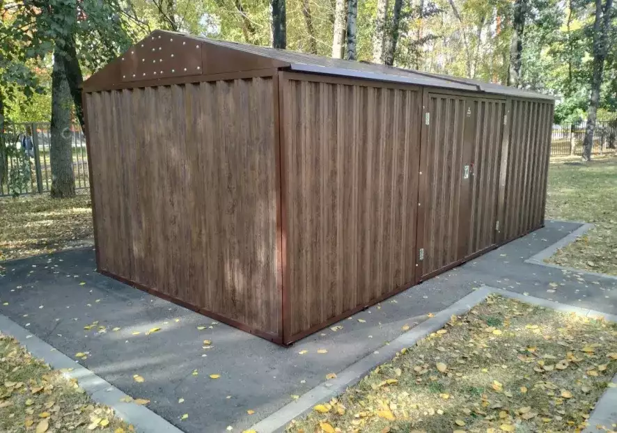 Универсальный хозблок для заказчика с двускатной крышей для хозяйственных вещей в расцветке "под дерево" на территорию центра детского творчества, г. Москва