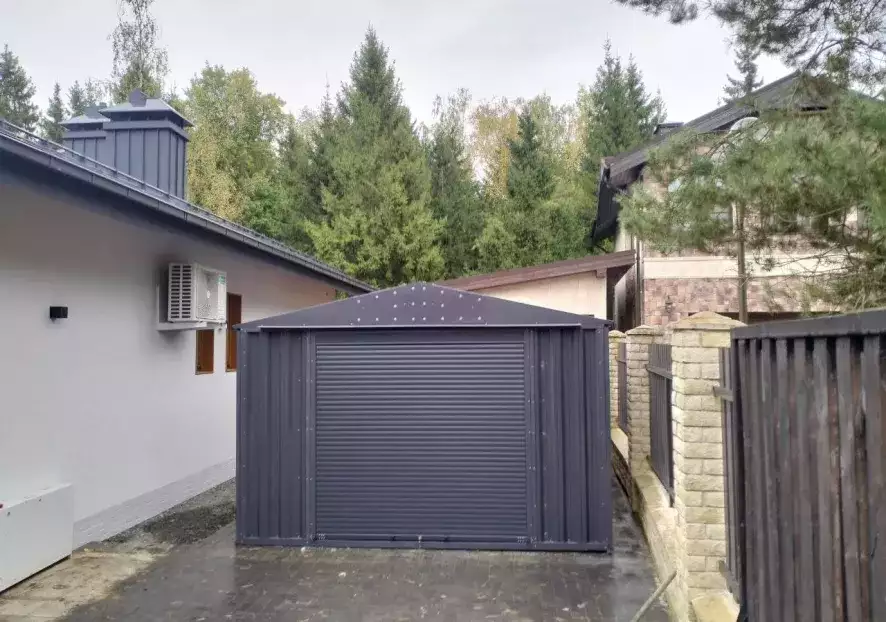 Достойный хозблок с рольставнями для хранения садовой техники в графитовом цвете в дер. Драчево, г.о. Мытищи, МО