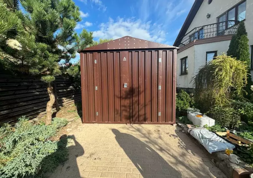 Индивидуальный хозблок на участок с распашными воротами для хранения садовой техники и инвентаря в шоколадном цвете в дер. Грибово, Пушкинский г.о, МО