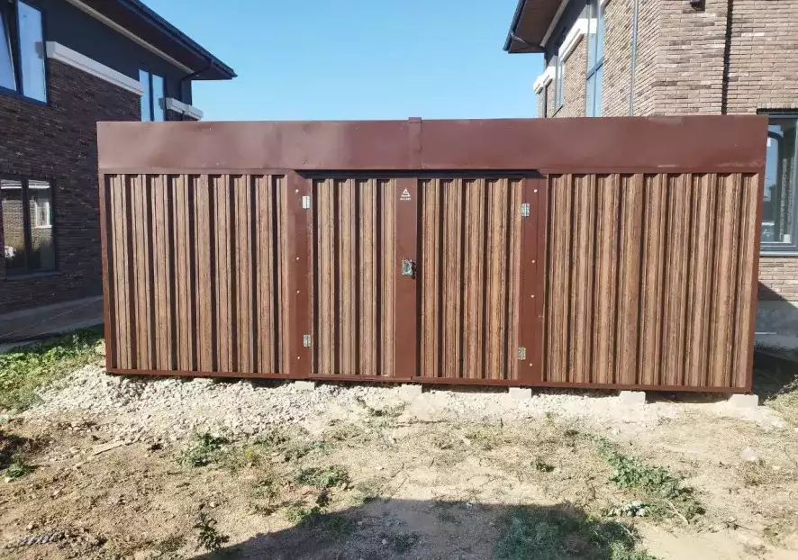 Стильный хозблок для заказчика с боковыми воротами для хранения хозяйственных вещей в расцветке "под дерево" в дер. Одинцово, г.о. Домодедово, МО