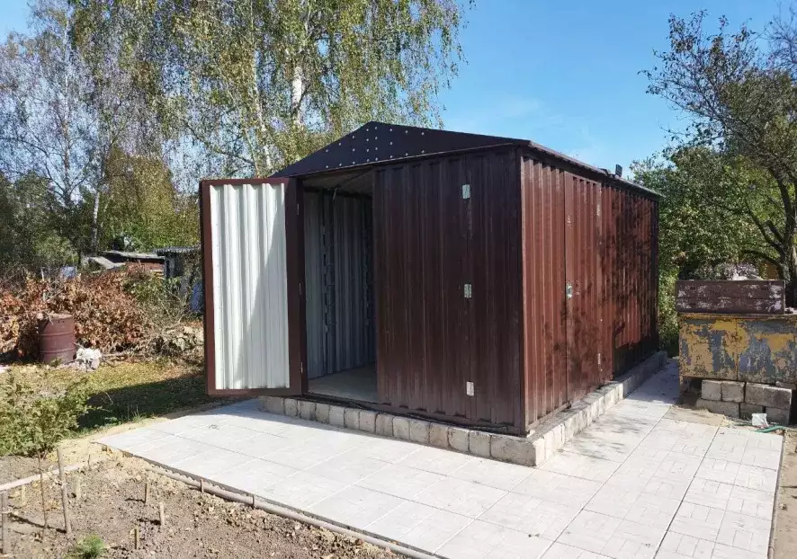 Функциональный хозблок для заказчика с двускатной крышей для вещей в шоколадном цвете в СНТ Мирное, г.о. Ступино, МО