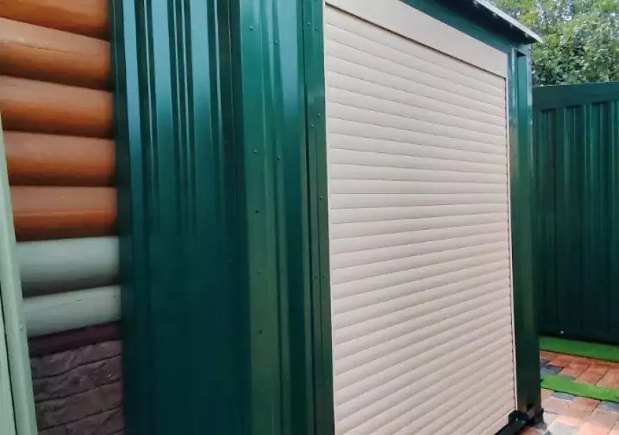 Дровница в двойной расцветке в дер. Лужки, Краснопахорский р-н, Троицкий адм.окр, г. Москва