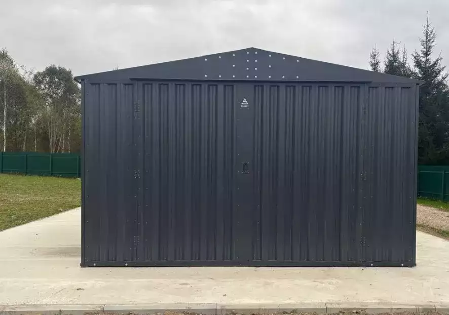 Вместительный гараж с двускатной крышей в дер. Каверино, Боровский мун.окр, Калужская обл.