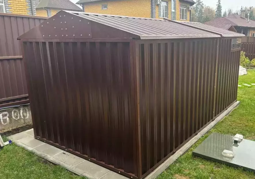 Хозблок в шоколадном цвете в дер. Холмы, г.о. Истра, МО