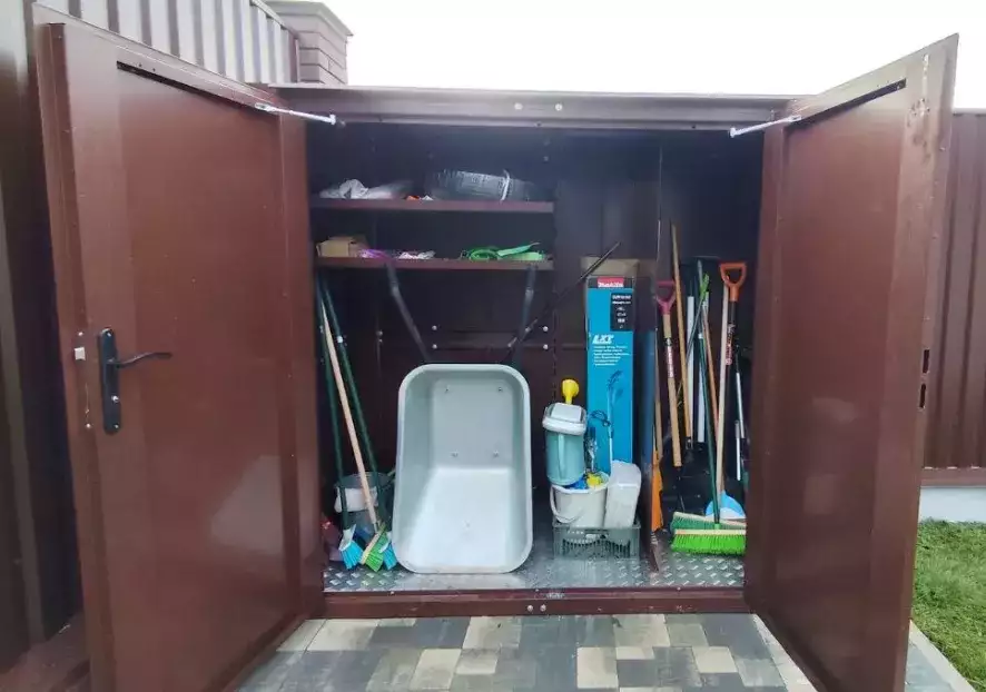 Уличный шкаф для садового инвентаря в пос. Щапово, Краснопахорский р-н, Троицкий адм.окр, МО