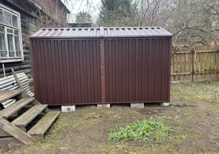 Вместительный хозблок SKOGGY с двускатной крышей в цвете
