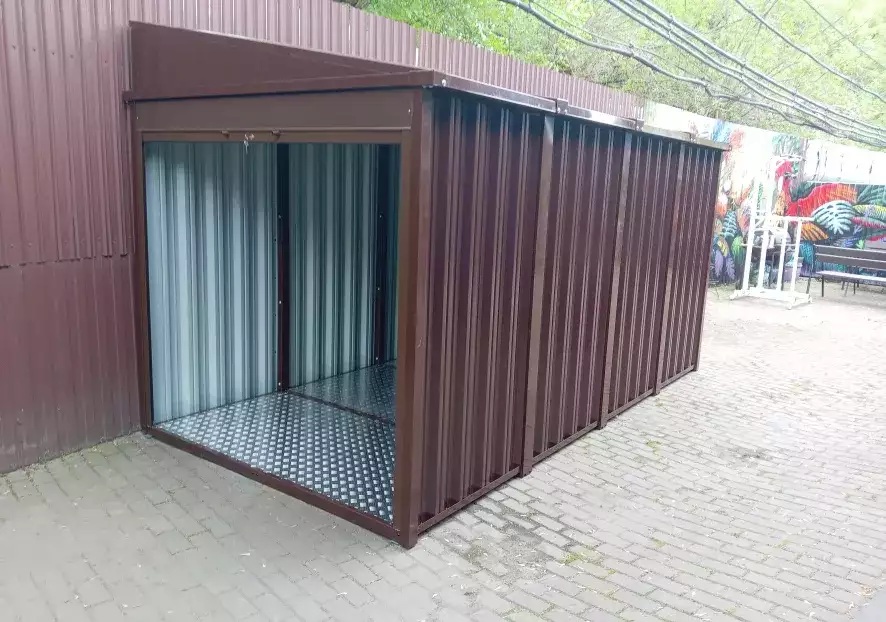 Хозблок SKOGGY в цвете RAL 8017 с усиленным полом
