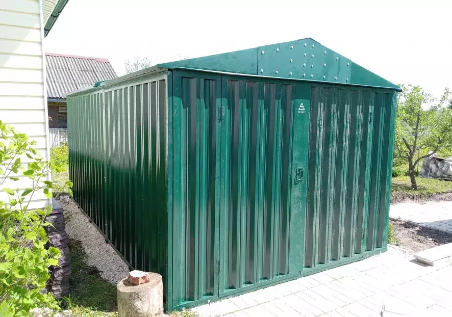 Современный зелёный хозблок SKOGGY на дачном участке