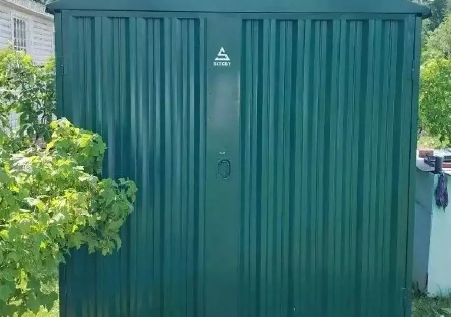 Зеленый хозблок SKOGGY с двускатной крышей
