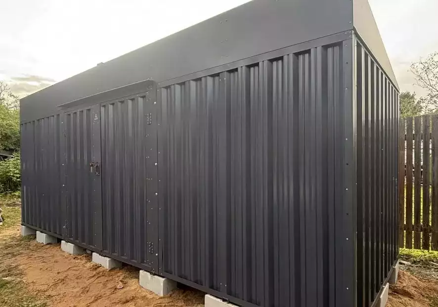 Железный хозблок SKOOGY установленный на блоки