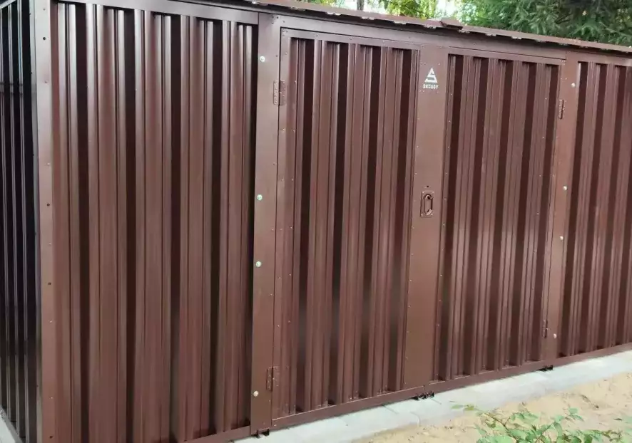 Хозблок SKOGGY с плоской крышей и воротами с боку