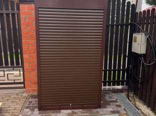 Уличный шкаф для аварийного генератора в шоколадном цвете в дер. Кореньки, г.о. Клин, МО