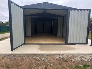 Вместительный гараж для трактора в графитовом цвете в дер. Каверино, Боровский мун.окр, Калужская обл.