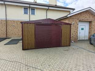 Гараж для автомобиля в комбинированной расцветке в с. Винновка, Самарская обл.