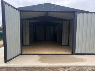 Вместительный гараж для трактора в графитовом цвете в дер. Каверино, Боровский мун.окр, Калужская обл.