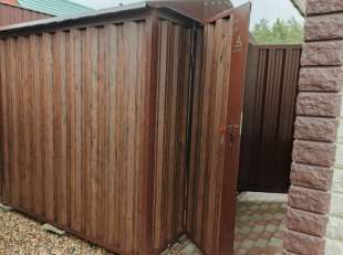 Хозблок для садовой техники и хозяйственных принадлежностей в комбинированной расцветке в дер. Теренино, Павлово-Посадский р-н, МО