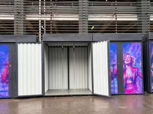 Хозблоки для оборудования в графитовом цвете с нанесением принта на территорию Арены ЦСКА, г. Москва